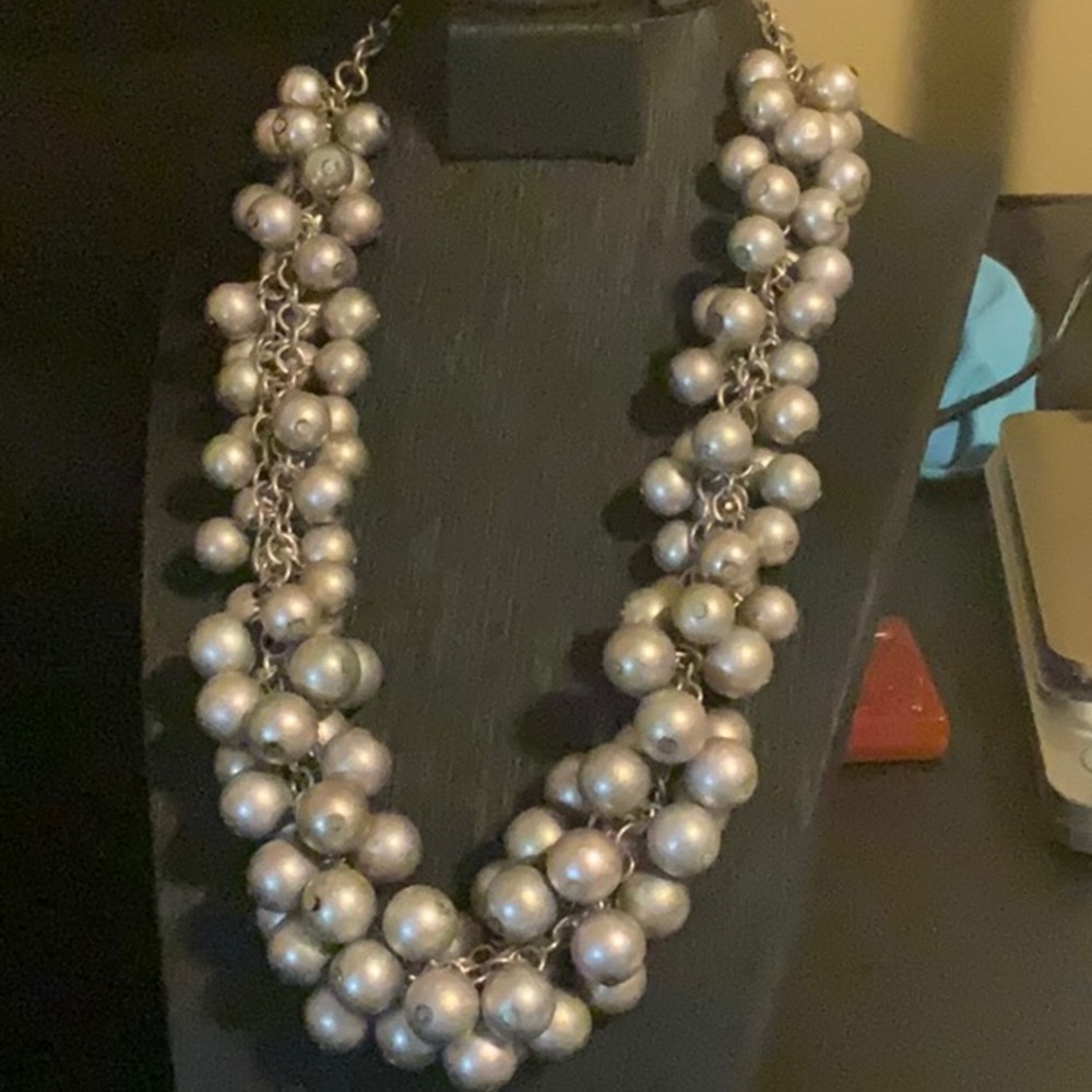 Fashion gray beaded necklace.